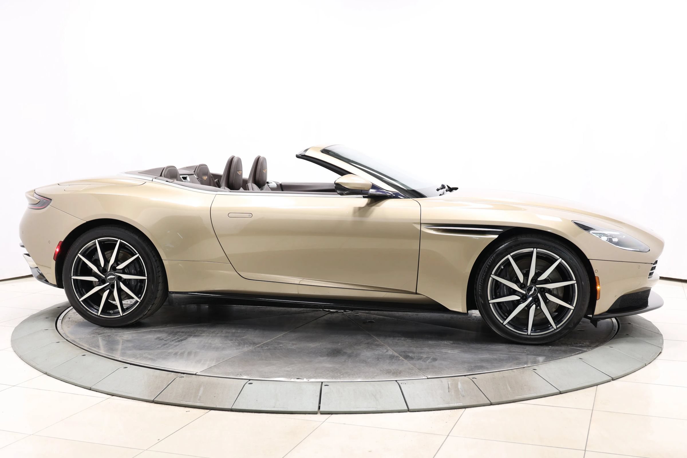 Used 2019 Aston Martin DB11 Volante RWD image 70