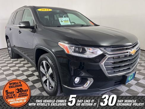 Used 2021 Chevrolet Traverse LT w/ LT Premium Package image 1