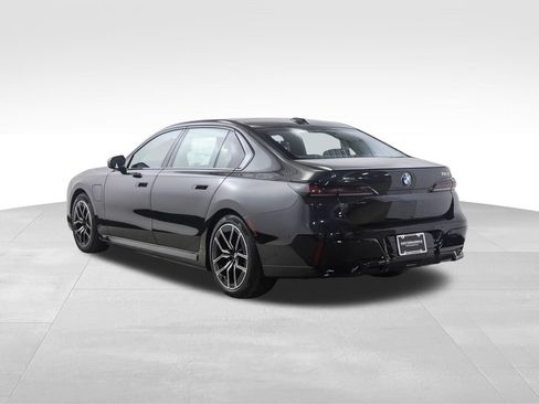 New 2026 BMW 750e xDrive image 3