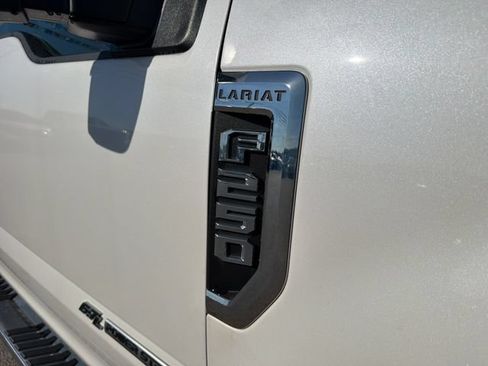 Used 2019 Ford F250 Lariat w/ Lariat Ultimate Package AWD/4WD image 4