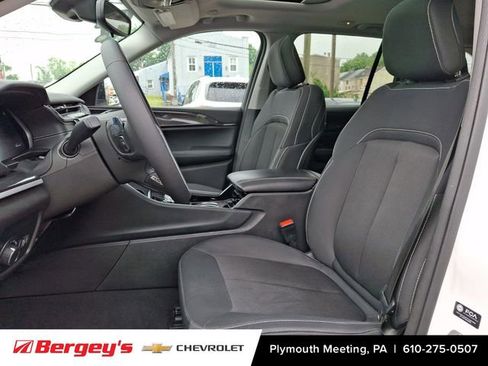 Used 2023 Jeep Grand Cherokee Laredo AWD/4WD image 16