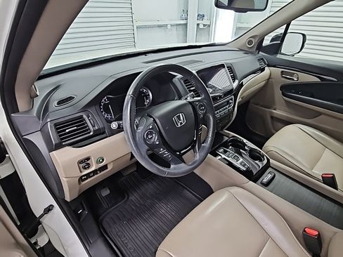 Used 2018 Honda Pilot Touring image 11