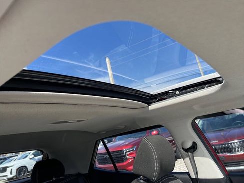 Used 2023 Hyundai Venue SEL FWD image 14