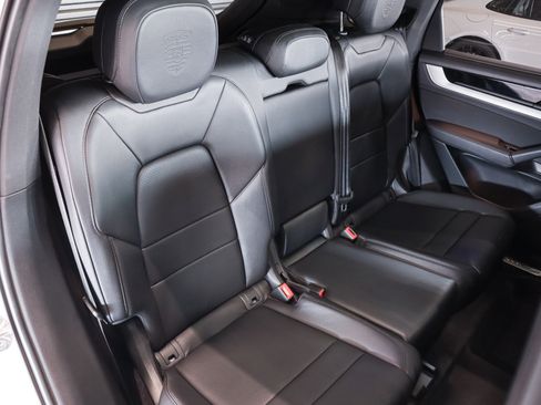 Certified 2024 Porsche Cayenne image 6