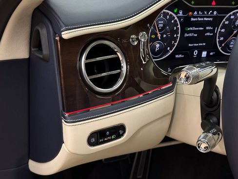 Used 2022 Bentley Flying Spur Plug-In Hybrid image 76