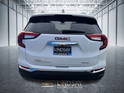 Used 2024 GMC Terrain SLT image 3