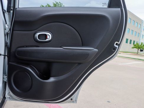 Used 2015 Kia Soul + image 10