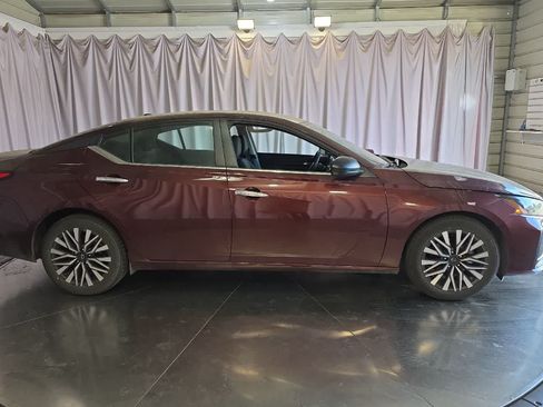 Used 2025 Nissan Altima 2.5 SV FWD image 9