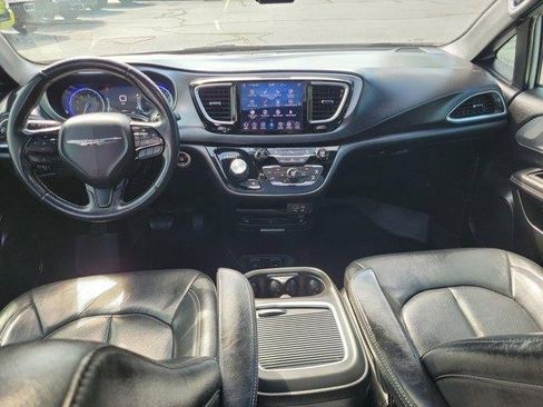 Used 2018 Chrysler Pacifica Touring-L Plus w/ S Appearance Package image 14