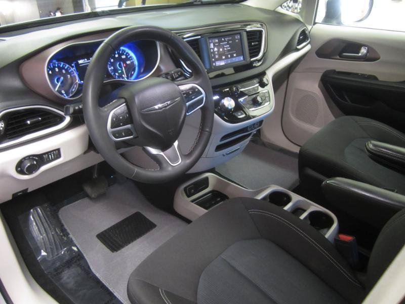 Used 2023 Chrysler Voyager LX FWD image 10