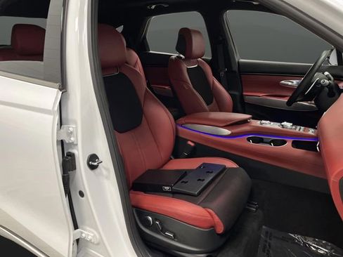 Used 2025 Genesis GV70 3.5T Sport image 31