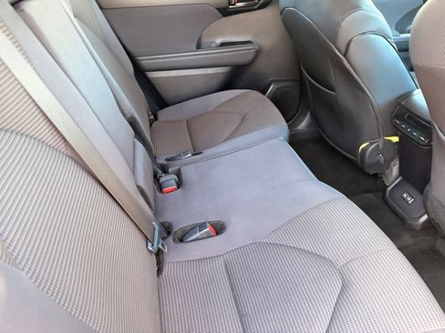 Used 2024 Toyota Highlander LE AWD/4WD image 15