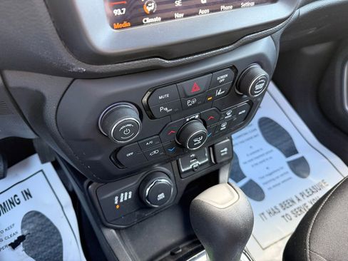 Used 2021 Jeep Renegade Latitude w/ Sun & Sound Group image 17