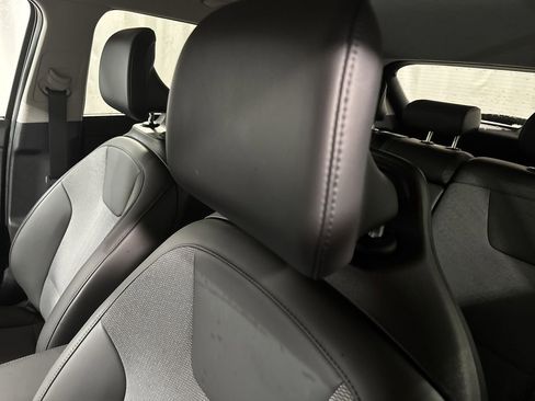 Certified 2025 Kia Niro EX image 18