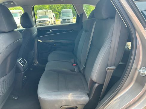 Used 2019 Kia Sorento LX image 11