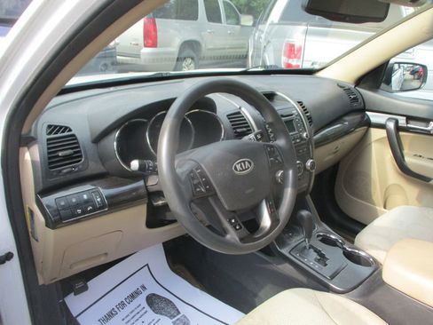 Used 2011 Kia Sorento LX w/ Convenience Pkg image 6