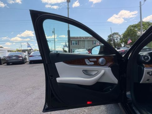Used 2018 Mercedes-Benz E 300 4MATIC image 9