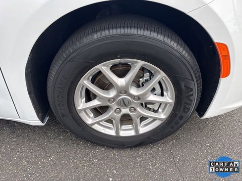 Used 2024 Chrysler Pacifica Touring-L image 9