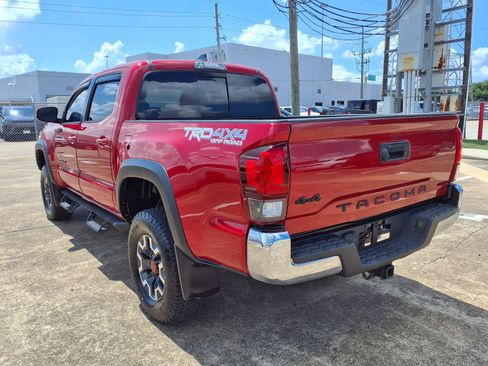 Used 2018 Toyota Tacoma TRD Off-Road AWD/4WD image 3