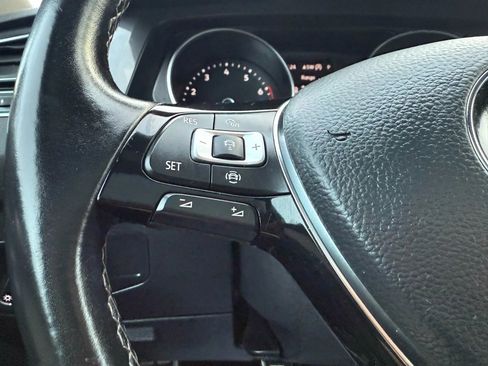 Used 2021 Volkswagen Tiguan SE R-Line image 32