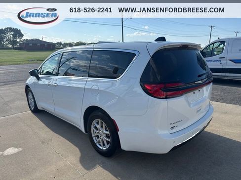 Used 2025 Chrysler Pacifica Select FWD image 4