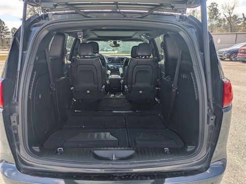 Used 2019 Chrysler Pacifica Limited w/ S Appearance Package image 14