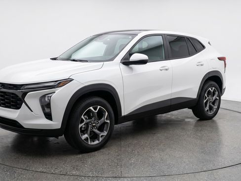 Used 2025 Chevrolet Trax LT w/ LT Convenience Package FWD image 3