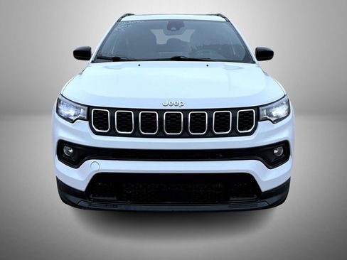 Used 2025 Jeep Compass Latitude w/ Sun & Sound Group AWD/4WD image 2