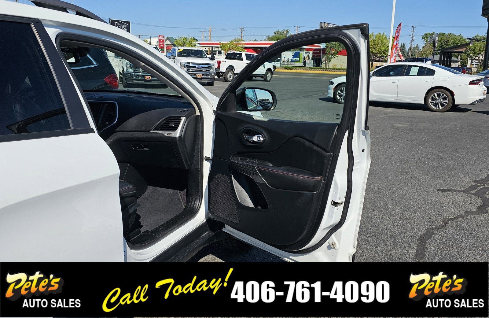Used 2016 Jeep Cherokee Trailhawk AWD/4WD image 13
