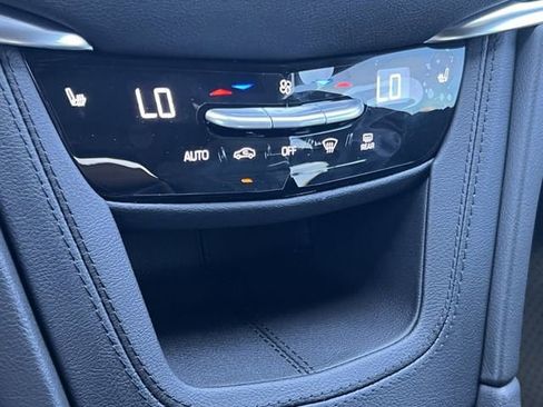 New 2025 Cadillac XT6 Luxury image 17