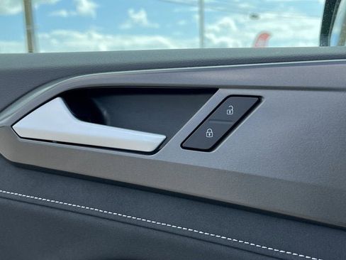 New 2025 Volkswagen Taos SE image 10
