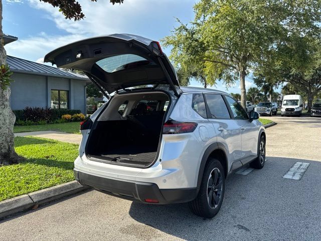 Used 2025 Nissan Rogue SV AWD/4WD image 18