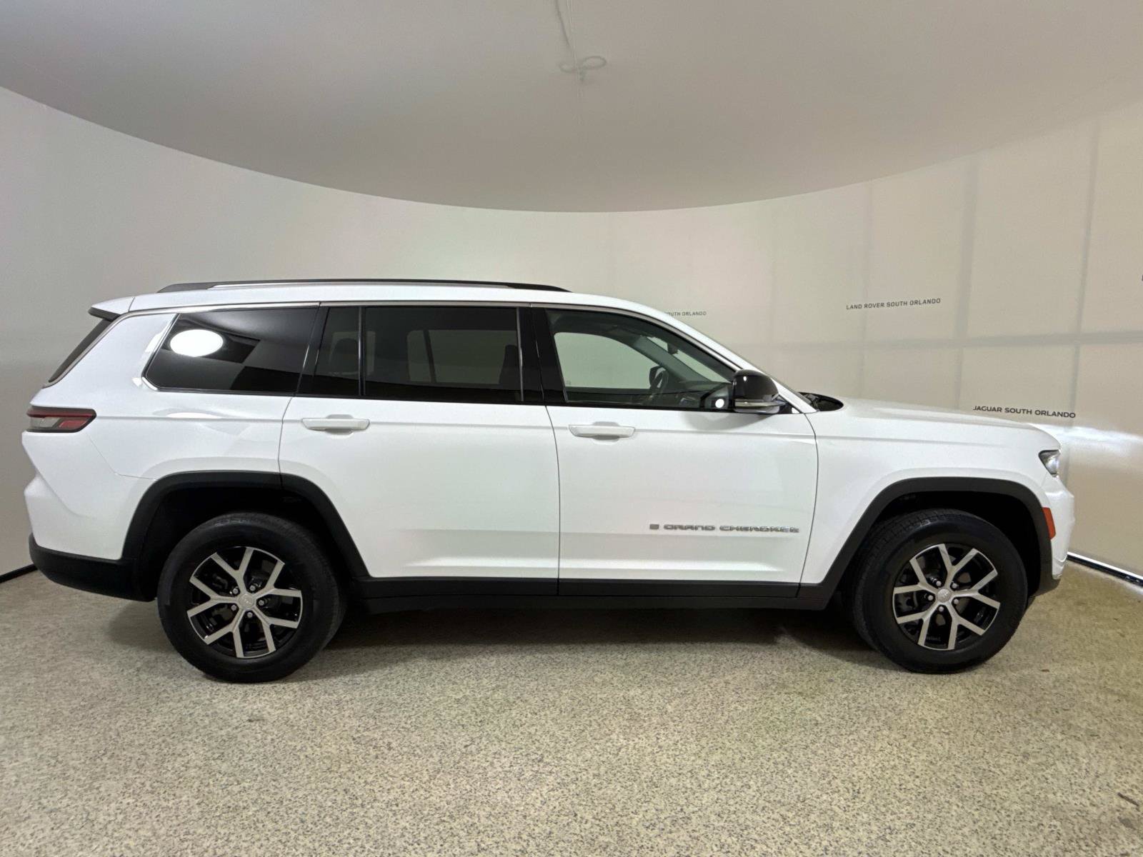 Used 2023 Jeep Grand Cherokee L Limited AWD/4WD image 6