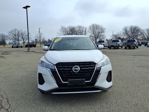 Used 2021 Nissan Kicks SV image 2