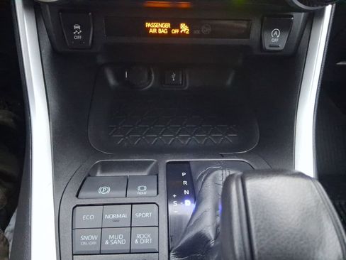 Used 2022 Toyota RAV4 LE image 21