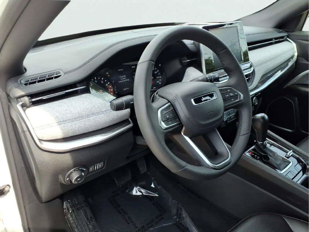 Used 2025 Jeep Compass Latitude AWD/4WD image 10