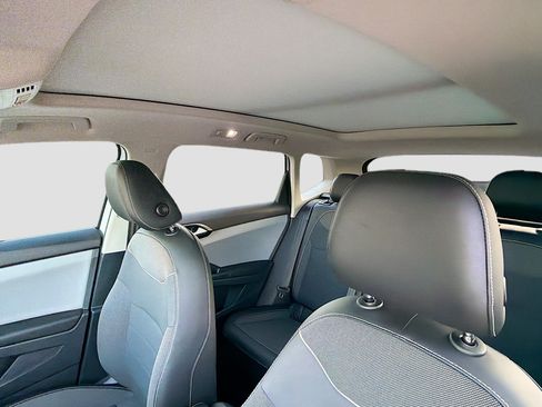 Used 2023 Volkswagen Taos SE w/ Panoramic Sunroof Package FWD image 26