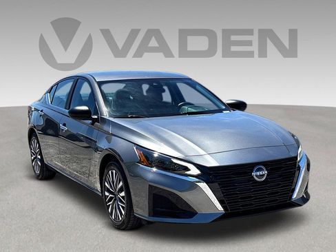 Used 2025 Nissan Altima 2.5 SV FWD image 1