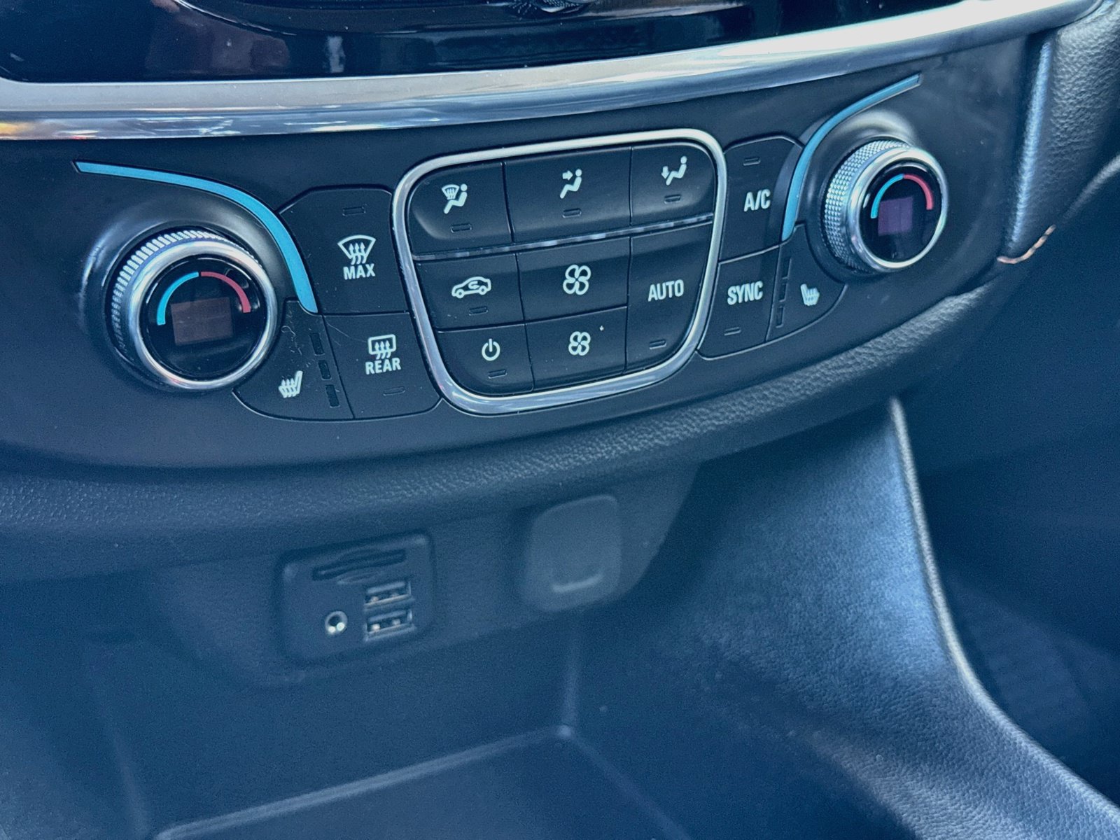 Used 2020 Chevrolet Traverse LT w/ LT Premium Package FWD image 19