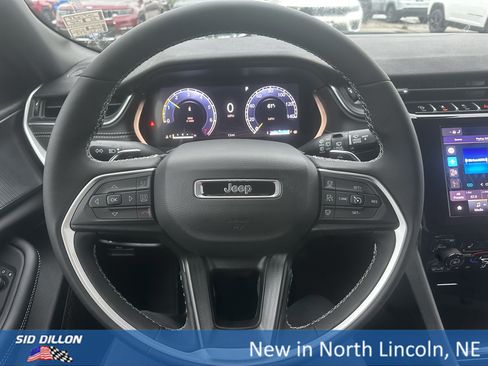 New 2025 Jeep Grand Cherokee Altitude image 8