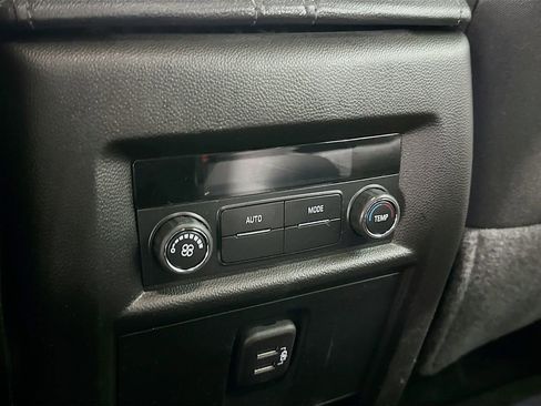 Used 2023 Chevrolet Traverse LT image 34