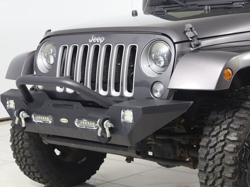 Used 2016 Jeep Wrangler Unlimited Sahara w/ Dual Top Group AWD/4WD image 45