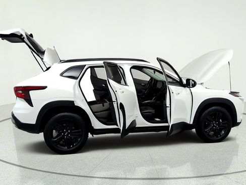 Used 2024 Chevrolet Trax ACTIV w/ Sunroof Package FWD image 13