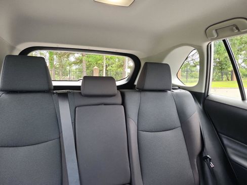 Used 2022 Toyota RAV4 LE AWD/4WD image 9
