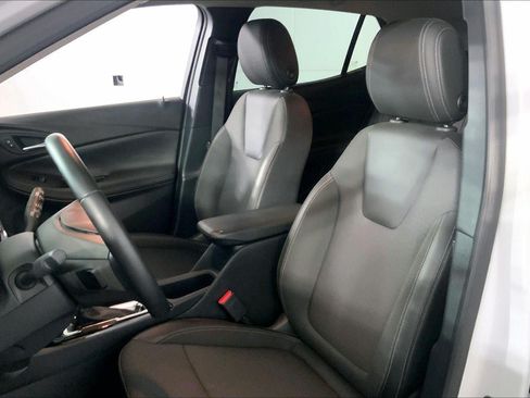 Used 2025 Buick Encore GX Preferred AWD/4WD image 24