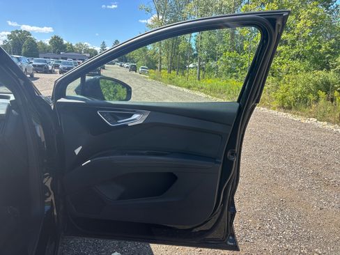 Used 2025 Audi Q4 e-tron Premium Plus image 26