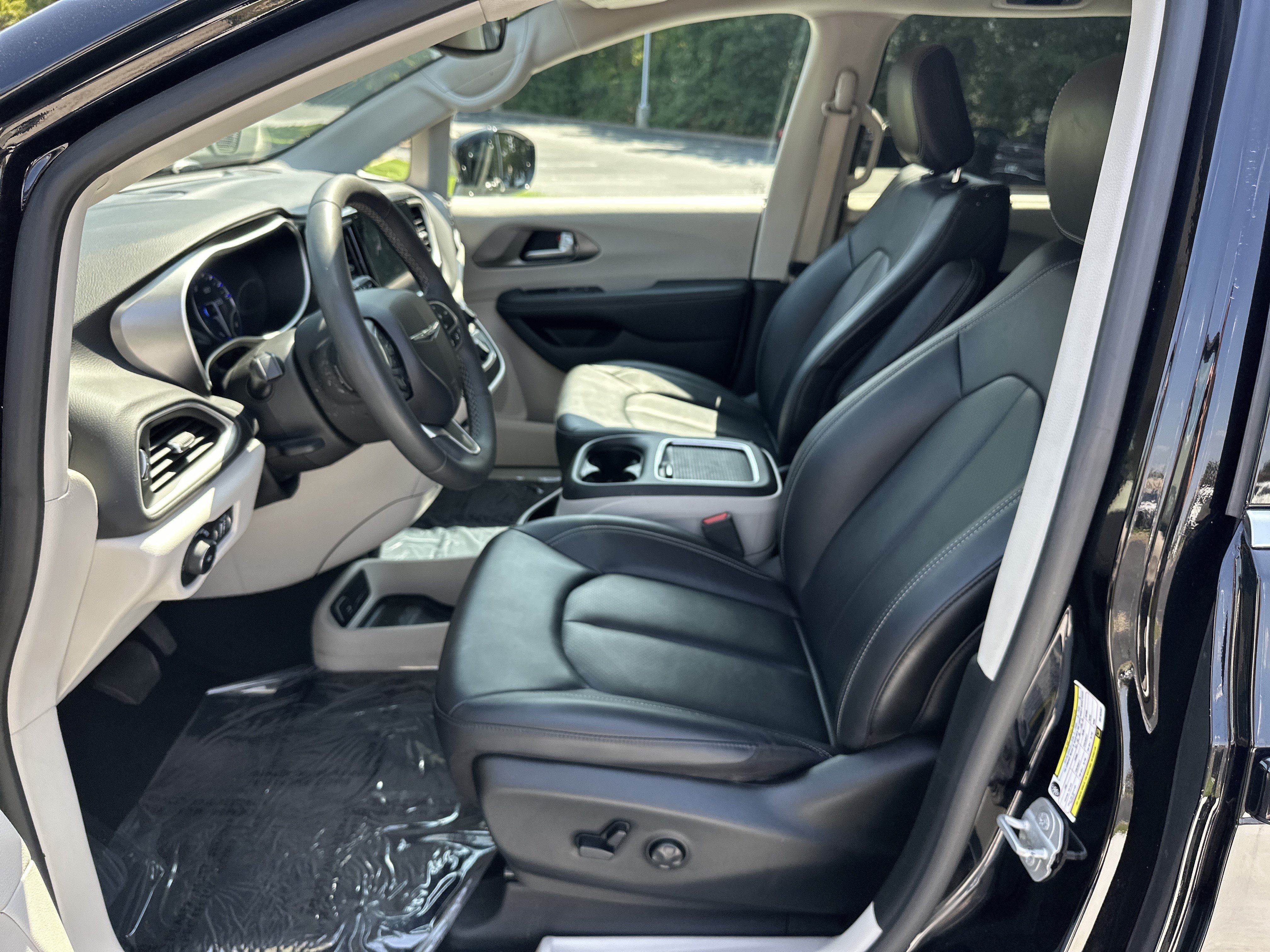 Used 2024 Chrysler Pacifica Touring-L FWD image 16