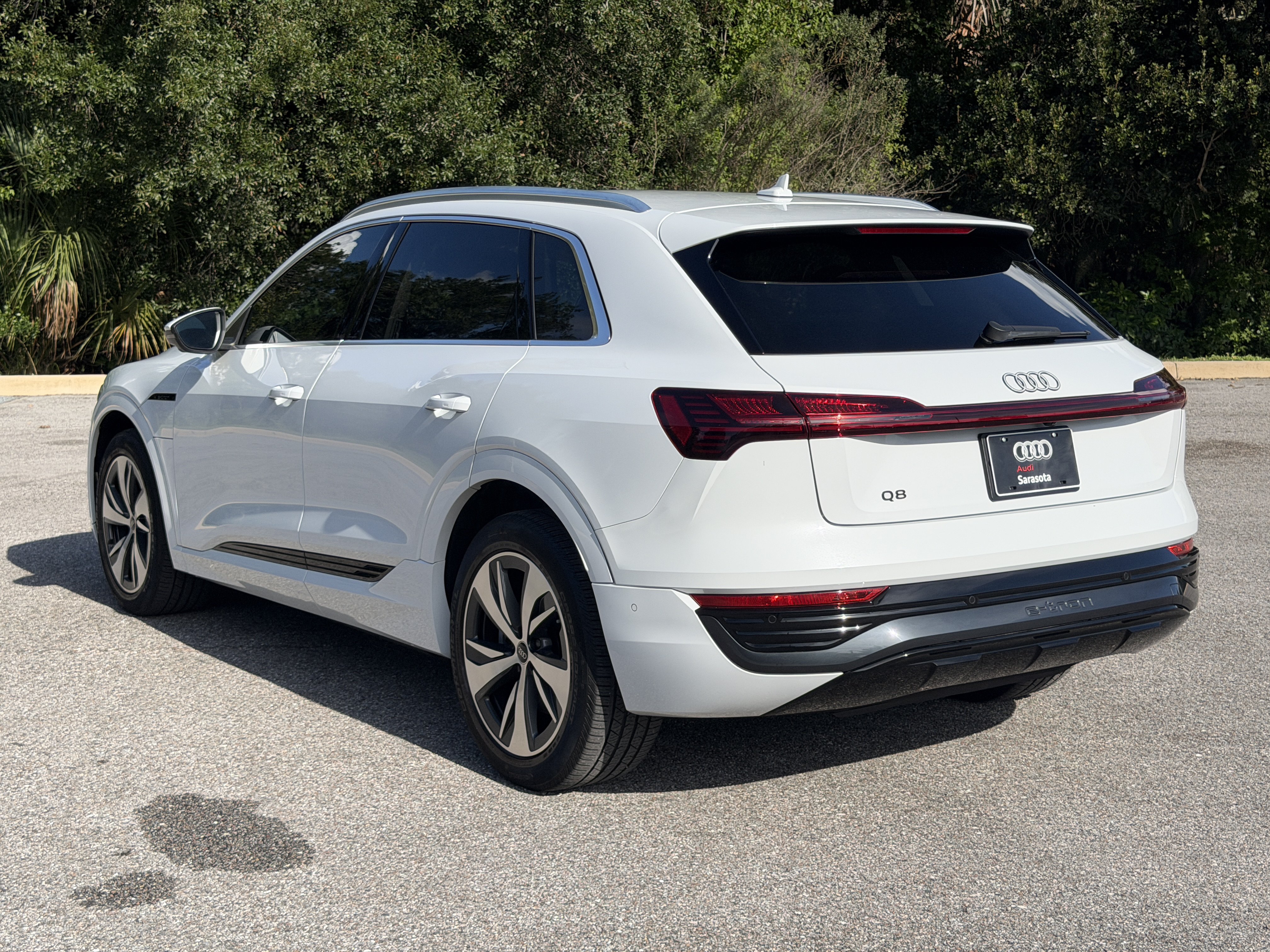 Used 2024 Audi Q8 e-tron Premium Plus w/ Premium Plus Package AWD/4WD image 5