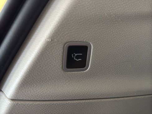 Used 2024 Chrysler Pacifica Touring-L FWD image 22
