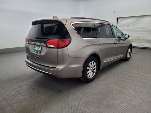 Used 2017 Chrysler Pacifica Touring-L FWD image 9